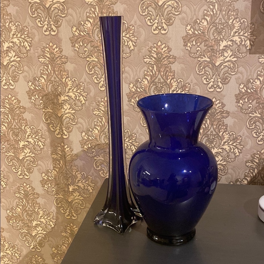 Set of 2 Elegant Blue Glass 🏺 vases